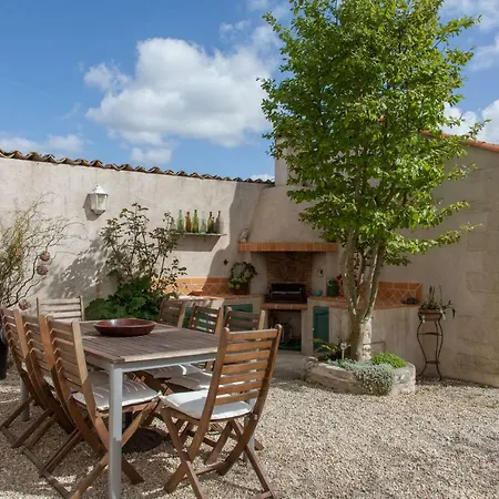Holiday home La Bughee La Clef Des Champs *
